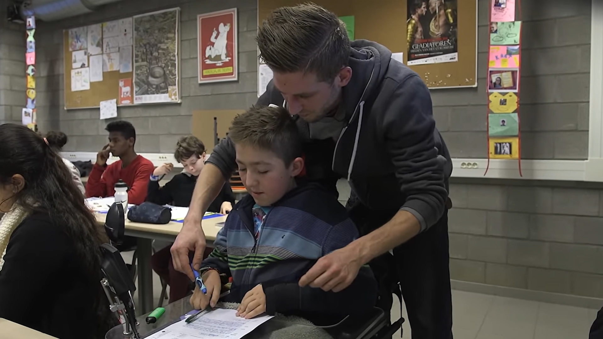 Jorrit en zijn PAB-assistent Jannick in de klas