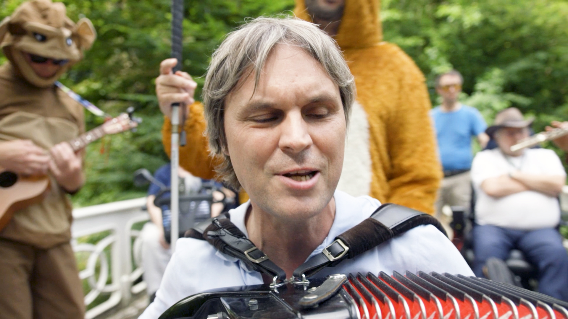 Sacha Van Loo en andere muzikanten tijdens de opname van de videoclip